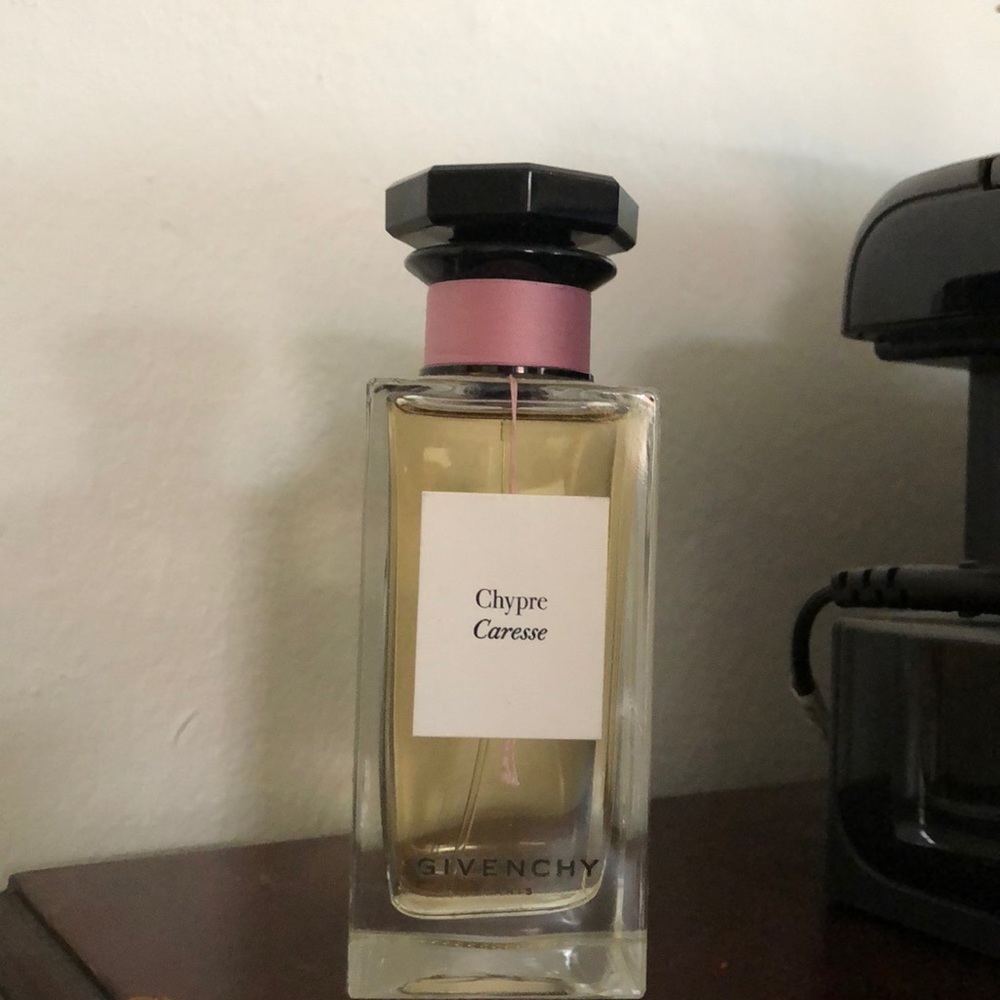 Chypre caresse Givenchy